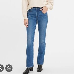 Levi's 725 Highrise Bootcut Jeans